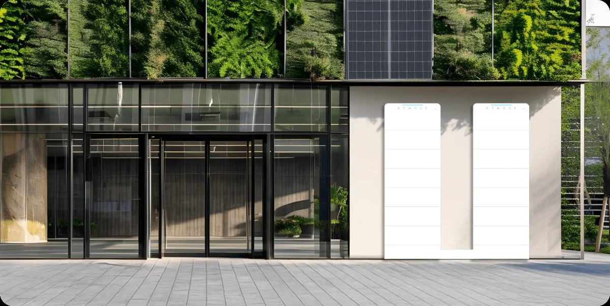 ATMOCE M-ELV BattBank-systemen naast een bedrijfspand met zonnepanelen